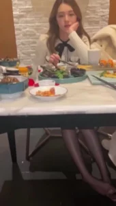 调教反差女神母狗，餐厅小包间狠狠操