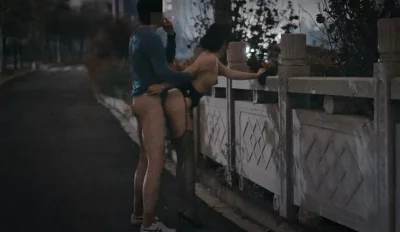 金主带骚婊子夜店之后的路边放纵