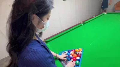 带少妇约会的一天，吃完海底捞直奔台球厅，白色过膝袜足交猛撸深喉口交后